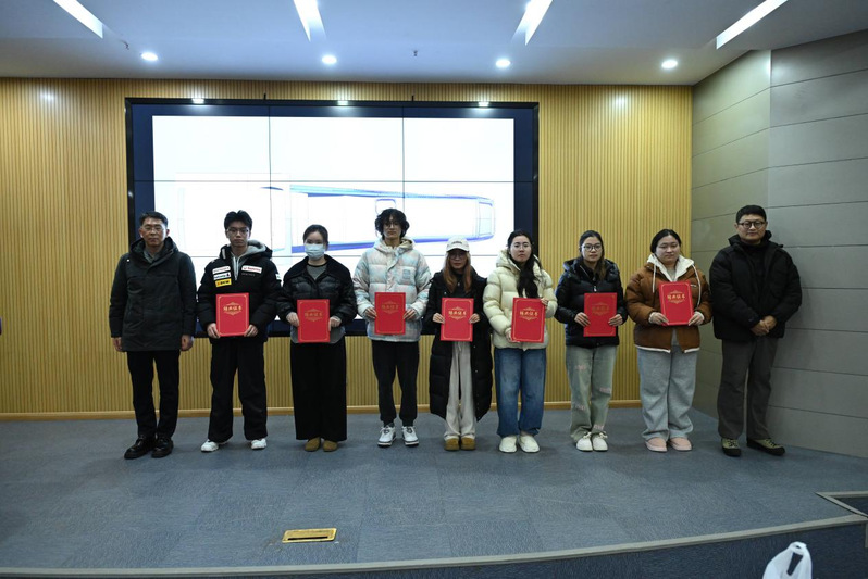 戈凯秘书长和封冰主任为学员颁发了拔尖班结业证书